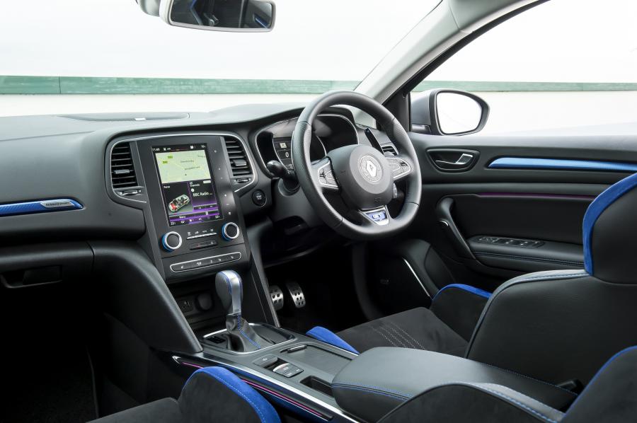 Интерьер Renault Megane Estate GT 2016 года  (UK) (фото 2 из 30)
